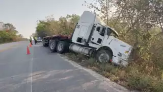 Rapiñan material de construcción de un tráiler que volcó en la vía Escárcega-Champotón