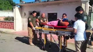 Los vecinos del lugar que atestiguaron el hecho dieron parte al 911 y auxiliaron a la pareja