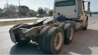 La guiadora del Jetta fue atendida por técnicos en urgencias médicas de la Secretaría de Seguridad Pública