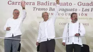 Al evento de inauguración llegaron camiones con simpatizantes de AMLO