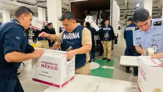 La Secretaría de Marina informó que traslada hacia Acapulco, 4 mil despensas y 32 mil litros de agua para apoyar a los damnificados por el Huracán Otis