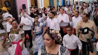 Los campechanos desfilan portando sus trajes tradicionales
