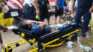 Al huir del lugar del accidente, la camioneta desprendió su placa de circulación