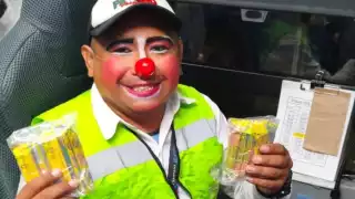   Choferes del Va y Ven se disfrazan y regalan dulces a los niños en Mérida  