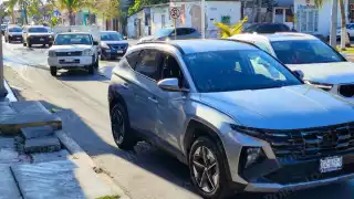 Choque entre camionetas provoca caos vial en Carmen