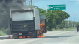 Se incendia camión de carga en el Periférico Sur de Mérida