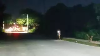 Habitantes de la calle Tomás Aznar caminan con linternas ante la falta de alumbrado público