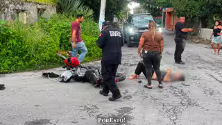 Menores de edad se estrellan en moto contra una camioneta