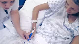 Entre sus servicios facilita el traslado al hotel y nacimiento en alguna clínica