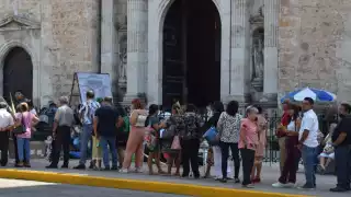 Yucatecos celebran Domingo de Ramos en la Catedral de Mérida