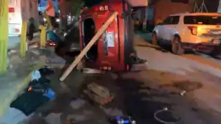 La camioneta se estrelló contra un auto estacionado