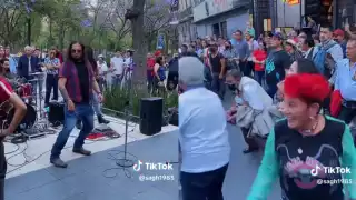 Abuelitos bailaron y disfrutaron de la música de Depeche Mode