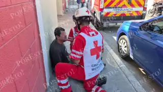 Vecinos de Ciudad del Carmen salvan a hombre con aparente crisis epiléptica en la Benito Juárez