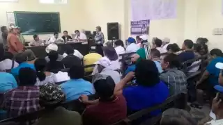 Hombres de campo quemaron simbólicamente un acta que había sido elaborado de manera fraudulenta y amañada para despojarlos de sus tierras