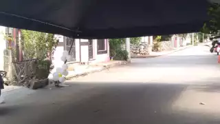 El toldo es propiedad de una agencia de cervezas