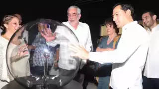 El gobernador Mauricio Vila Dosal junto al Enrique Graue Wiechers, rector de la UNAM, inauguraron el 'Museo de la Luz'