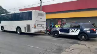 hora, una unidad que trasladaba al personal del Hotel Occidental provoca lesiones a un motociclista tras hacerle corte de circulación en el cruce de las avenidas Colosio con 30