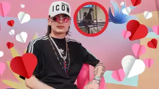 Peso Pluma estuvo muy atento con una mujer mayor a él. Foto: Especial