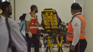 La mujer fue atendida por paramédicos y llevada a un hospital