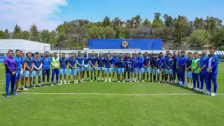 El plantel de Cruz Azul distinguió a su aficionado más leal en La Noria