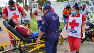 Uno de los motociclistas terminó con lesiones en el hombro