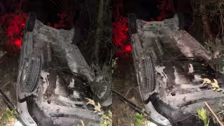 Policías encuentran vehículo volcado y abandonado tras accidente en Playa del Carmen