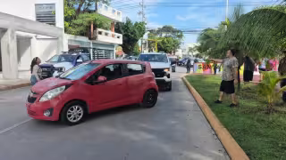 Vecinos de Santa Rita bloquean avenida Pléyades por falta de energía eléctrica; exigen pronta intervención de la CFE