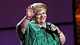 Paquita la del Barrio´llegó a la Ciudad de México en silla de ruedas, pero eso no le quitó tocar el tema sobre Shakira. Foto: Especial