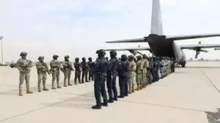 México traslada a 37 operadores del crimen organizado a EU; suma 92 extradiciones de alto impacto