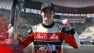 El tapatío alzó la copa como ganador del Gran Turismo México