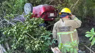 Reportan dos volcaduras por prisas para festejar la Navidad en Cancún