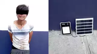 El hombre comenzó a correr con una luminaria y un panel solar en su poder