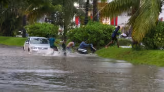 Huracán Simón deja inundaciones y cortes de luz en Guerrero; alertan por posible impacto en Jalisco y Colima