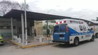 Un motociclista terminó con la cara llena de sangre tras chocar con un automóvil particular en el Ejido de Ucum, Ribera del Río Hondo