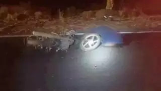 Motociclista muere al impactarse de frente contra un tráiler en la vía Escárcega-Xpujil