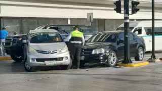 Por ser hora pico,  y quedar un solo carril abierto a la circulación,  los conductores empezaron a molestarse,  mientras los involucrados en el choque seguían en espera de la autoridad. 
