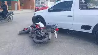 Motociclista sale ileso tras fuerte choque en avenida Héctor Pérez Martínez, Escárcega