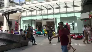 Familias buscan el regalo para estas fiestas