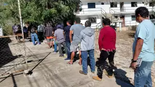 Largas filas y cobro lento en primer día del canje de placas en Hopelchén