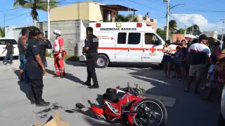 Los más de 50 curiosos complicaron la llegada de la ambulancia