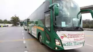 Aunque ya hay dos carriles para transitar en la carretera Chilpancingo-Acapulco, se pide dar prioridad al pasó de vehículos que acuden a brindar apoyo
