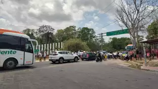 Pobladores de comunidades bloquean la carretera federal Cancún a Mérida
