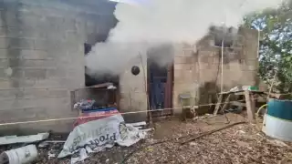 Dos menores sobreviven tras quedar atrapadas en incendio de vivienda en Conkal; así fueron rescatadas