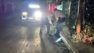 Hombre ebrio y dormido en la oscuridad alerta a policía de Campeche; falta de alumbrado aumenta riesgo de atropellos