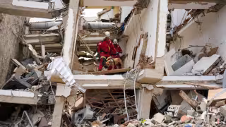 Venezuela eleva a 1,943 los muertos por los terremotos; rescatan con vida a un niño de 2 años