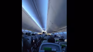 Mujer increpa a AMLO en un vuelo comercial