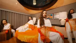 Óscar Schwebel usa con estilo más femenino en su nueva etapa musical