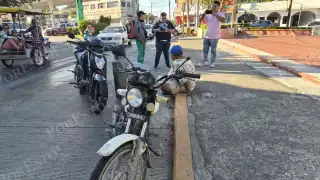 Aceite en la calle provoca derrape de motociclista en la colonia Cuauhtémoc, en Ciudad del Carmen