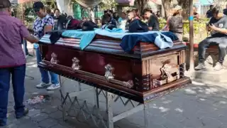 Estudiantes de Ayotzinapa y representantes del Gobierno de Guerrero dieron inicio a un proceso de diálogo luego de las protestas que han llevado a cabo desde el jueves por la muerte de un compañero