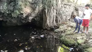 En un recorrido se observó una acumulación considerable de desechos, principalmente plástico, PET y unicel, atribuidos al tianguis cercano al área